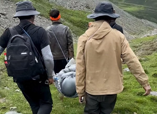 配操盘 终于弄明白，骨折女驴友为什么同意6万块下山，差一点就见太奶了