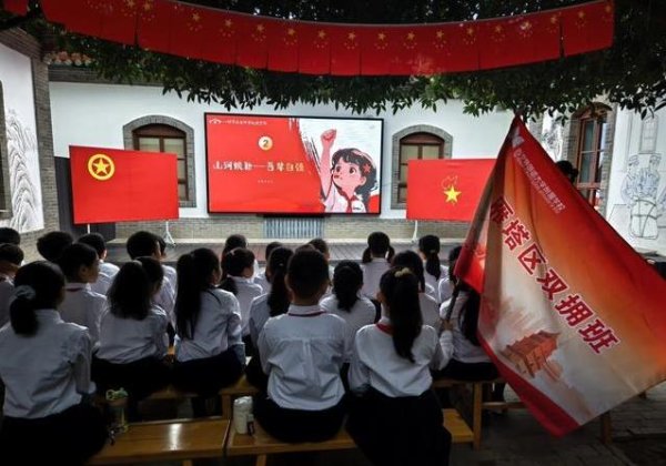 致富配资 百年梨树下听历史，科学实验炸翻全场，新生三天变身小学生